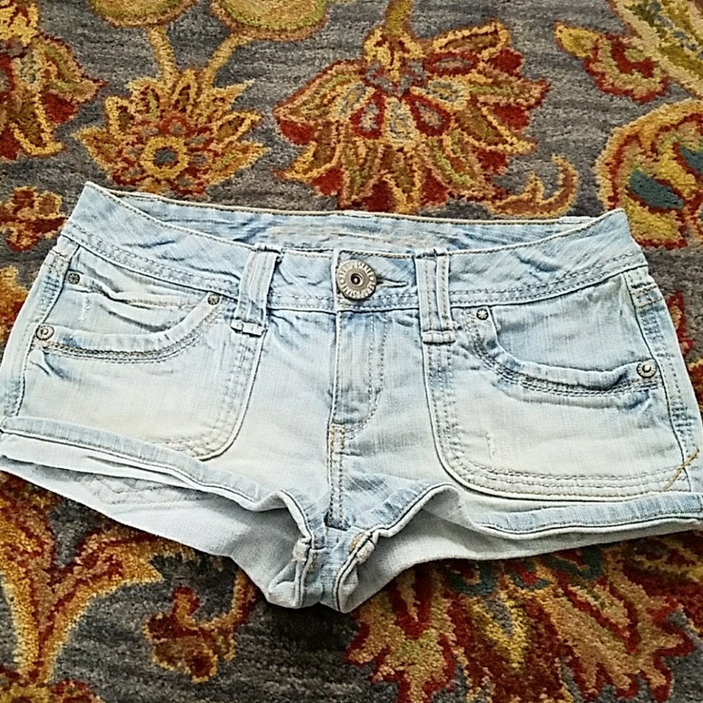 EUC Aeropostale light wash big button shorts 5/6